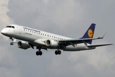 Lufthansa flight landing at Florence FLR airport